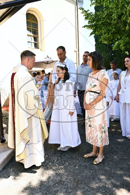 Prva Pričest Njivice 2025 352 - FotoKurti