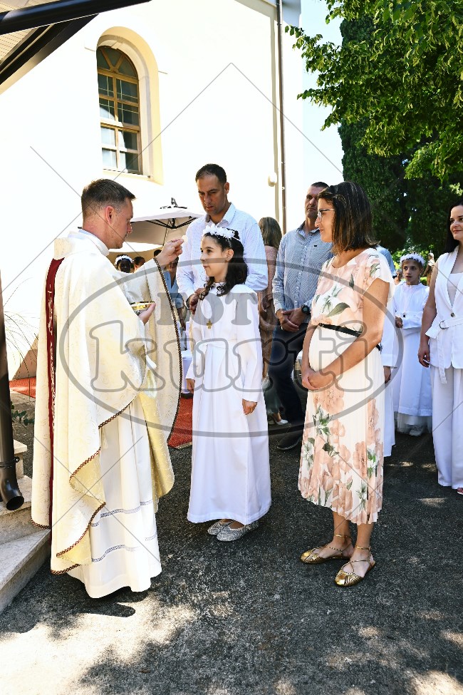 Prva Pričest Njivice 2025 353 - FotoKurti