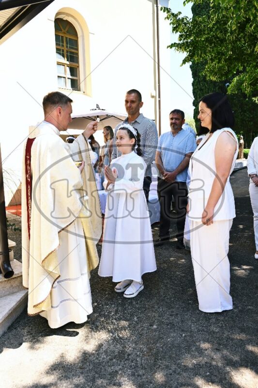Prva Pričest Njivice 2025 358 - FotoKurti