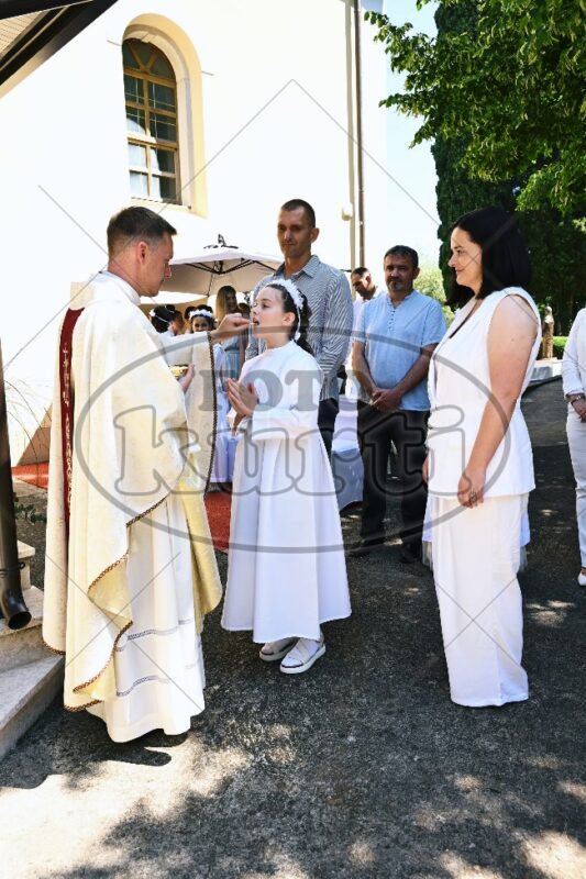 Prva Pričest Njivice 2025 359 - FotoKurti