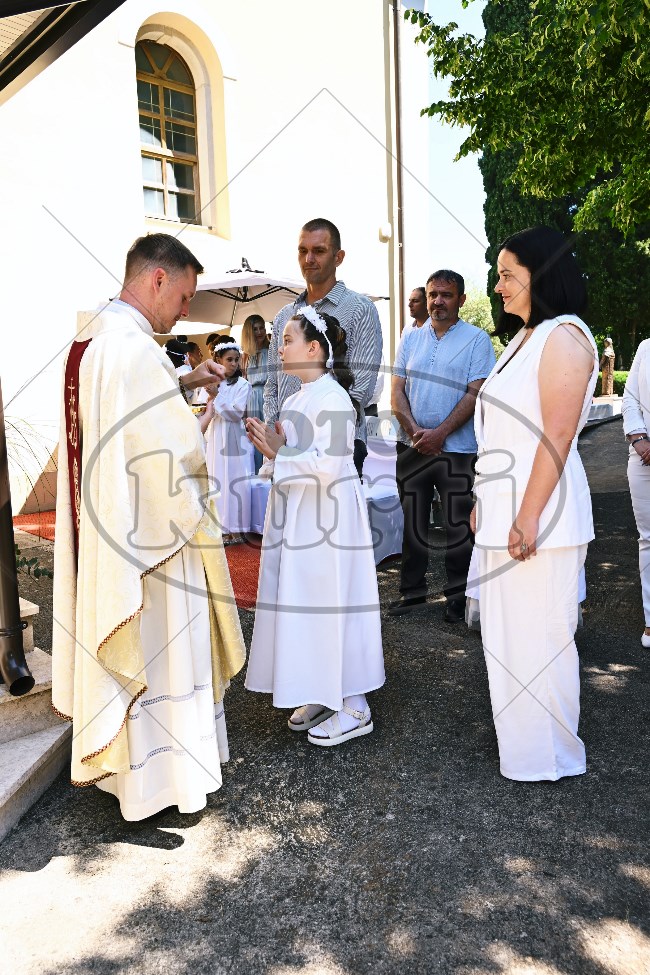 Prva Pričest Njivice 2025 360 - FotoKurti